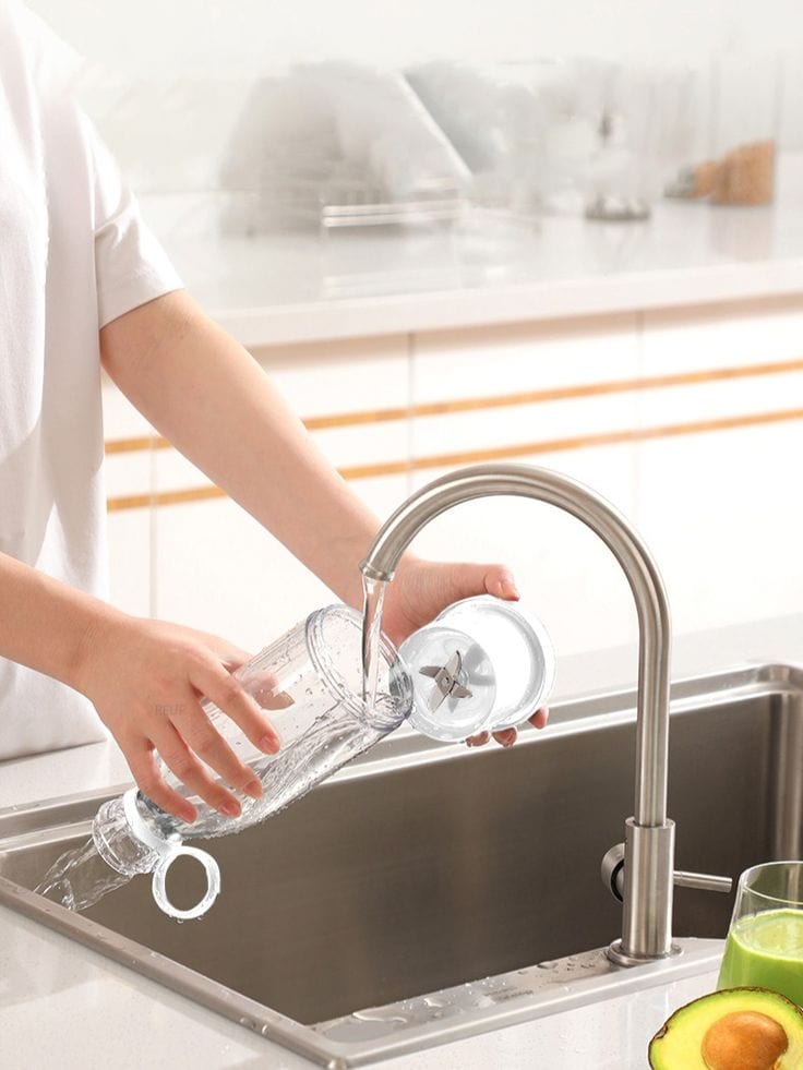 Portable 6 blades smoothie blender:Fresh Juice Anywhere, Anytime